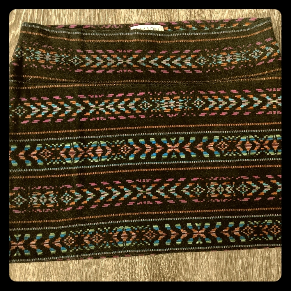 Short Billabong stretch mini skirt.